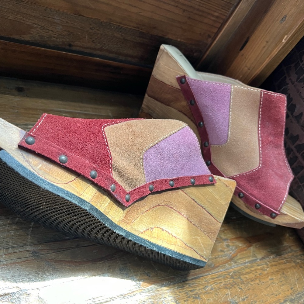 John Fluevog Red Pink Tan Suede Wedge Sandals - Picture 4 of 4
